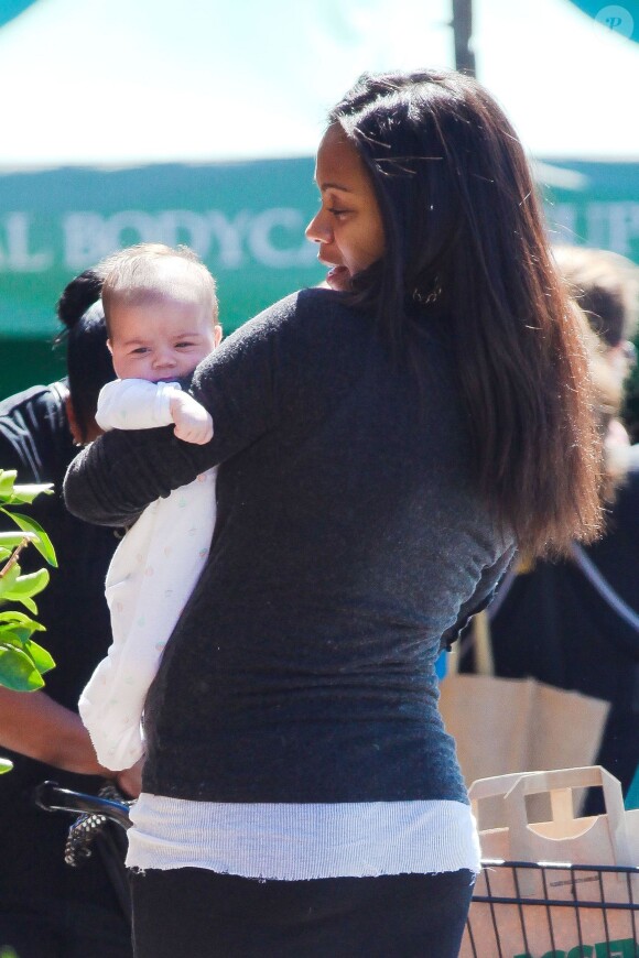 Zoe Saldana porte le bébé de sa soeur Mariel à Los Feliz, Los Angeles, le 23 septembre 2014.