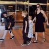 Angelina Jolie, ses jumeaux Knox Leon Jolie-Pitt et Vivienne Marcheline Jolie-Pitt, Shiloh Jolie-Pitt et Pax Thien Jolie-Pitt arrivent à l'aéroport international de Tokyo, le 21 juin 2014