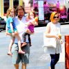 Alyson Hannigan, son mari Alexis et leurs filles Keeva et Satyana au Country Mart à Brentwood, le 10 juillet 2014