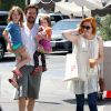 Alyson Hannigan, son mari Alexis et leurs filles Keeva et Satyana au Country Mart à Brentwood, le 10 juillet 2014