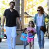 Alyson Hannigan, son mari Alexis Denisof et leurs filles Keeva et Satyana vont déguster un Frozen Yogurt à Los Angeles, le 11 juillet 2014.