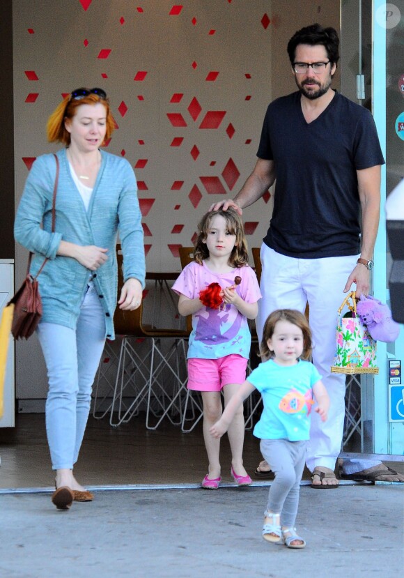 Alyson Hannigan, son mari Alexis Denisof et leurs filles Keeva et Satyana vont déguster un Frozen Yogurt à Los Angeles, le 11 juillet 2014.