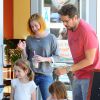 Alyson Hannigan et son mari Alexis Denisof emmènent leurs filles Satyana et Keeva au "Infuzion Cafe" à Brentwood, le 9 septembre 2014.