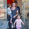 Alyson Hannigan et son mari Alexis Denisof emmènent leurs filles Satyana et Keeva au "Cake Mix" à West Hollywood, le 24 septembre 2014.