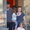 Alyson Hannigan et son mari Alexis Denisof emmènent leurs filles Satyana et Keeva au "Cake Mix" à West Hollywood, le 24 septembre 2014.