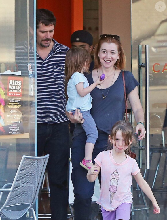 Alyson Hannigan et son mari Alexis Denisof emmènent leurs filles Satyana et Keeva au "Cake Mix" à West Hollywood, le 24 septembre 2014.