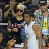 Amber Rose et son fils Sebatian, issu de son mariage avec Wiz Khalifa, supporters de Nick Cannon lors d'un match de basket caritatif à Los Angeles, le 21 septembre 2014. Le lendemain, elle se séparait de Wiz ; le surlendemain, elle demandait le divorce.