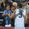 Amber Rose et son fils Sebatian, issu de son mariage avec Wiz Khalifa, supporters de Nick Cannon lors d'un match de basket caritatif à Los Angeles, le 21 septembre 2014. Le lendemain, elle se séparait de Wiz ; le surlendemain, elle demandait le divorce.