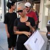 Amber Rose fait du shopping sans son alliance à Beverly Hills, le 23 septembre 2014, jour où elle a demandé le divorce de Wiz Khalifa.