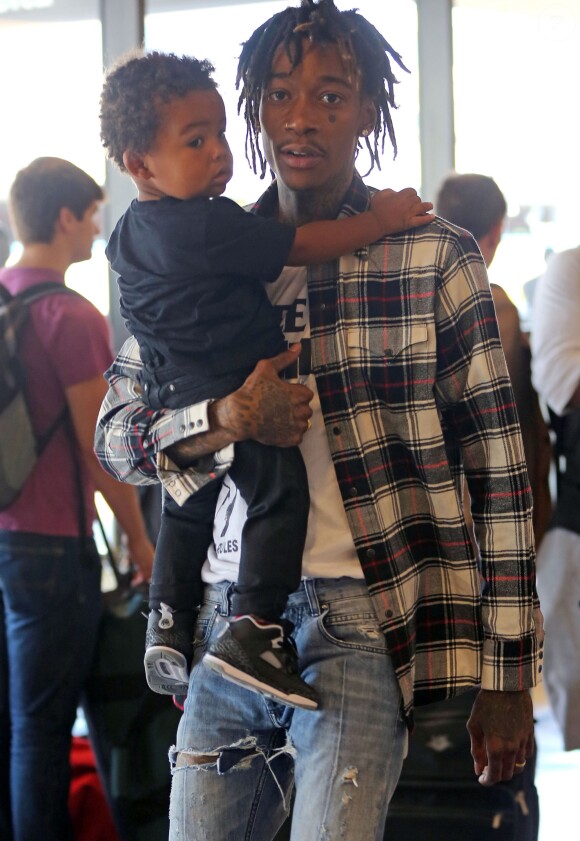 Wiz Khalifa et son fils Sebastian à l'aéroport LAX de Los Angeles le 21 août 2014.