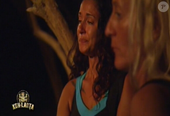 Sandra en larmes lors de l'annonce de l'élimination d'Isabelle - "Koh-Lanta 2014" sur TF1. Episode diffusé le 19 septembre 2014.