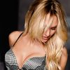 Candice Swanepoel pose en lingerie pour Victoria's Secret.