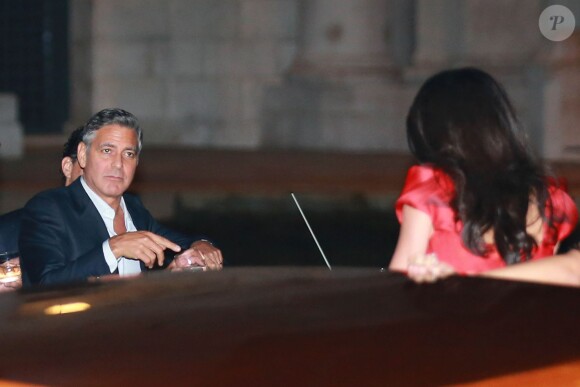George Clooney sur l'Amore et Amal Alamuddin sur le Miss Elisa : dernier regard avant de se séparer pour l'enterrement de vie de garçon/jeune fille, le 26 septembre 2014 à Venise.
