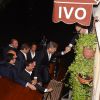 Sortir du bateau, en arrivant à son restaurant fétiche Da Ivo, n'était pas une mince affaire pour George Clooney et ses amis à Venise le 26 septembre 2014, pour sa soirée d'enterrement de vie de garçon, avant son mariage avec Amal Alamuddin !
