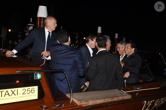 Belle ambiance à bord du bateau-taxi des hommes. George Clooney et ses amis quittent le restaurant Da Ivo, à Venise le 26 septembre 2014, après sa soirée d'enterrement de vie de garçon, avant son mariage avec Amal Alamuddin.