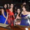 Amal Alamuddin, sa mère, sa soeur et ses amies à bord de leur bateau-taxi (le Miss Elisa) à Venise le 26 septembre 2014, pour sa soirée d'enterrement de vie de jeune fille au Aman Canal Grande Venice, avant son mariage avec Amal Alamuddin.