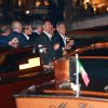 Service à bord, pour ces messieurs ! George Clooney et ses amis à bord du bateau-taxi Amore en route pour le restaurant Da Ivo, le 26 septembre 2014 à Venise, pour sa soirée d'enterrement de vie de garçon avant son mariage avec Amal Alamuddin.