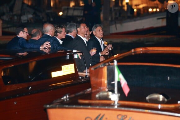 Service à bord, pour ces messieurs ! George Clooney et ses amis à bord du bateau-taxi Amore en route pour le restaurant Da Ivo, le 26 septembre 2014 à Venise, pour sa soirée d'enterrement de vie de garçon avant son mariage avec Amal Alamuddin.