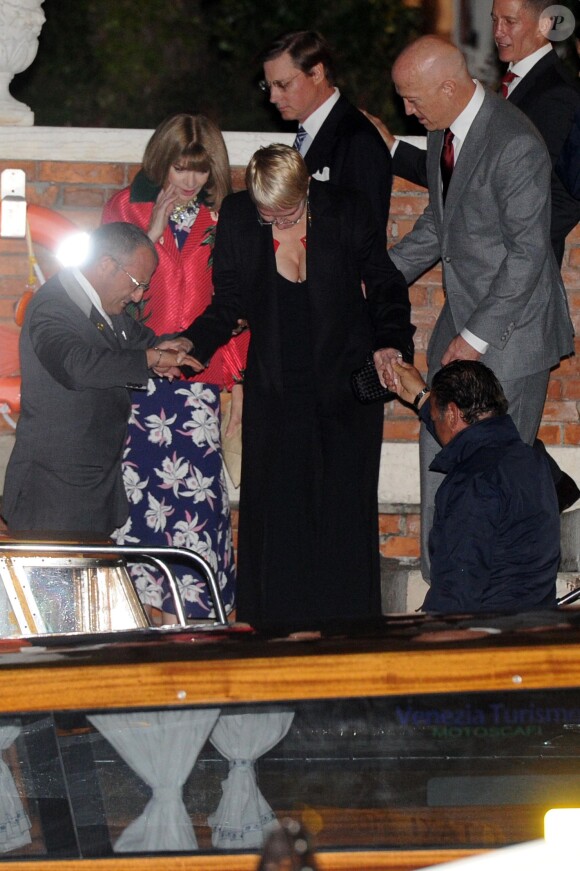 Anna Wintour quitte le Cipriani, le 26 septembre 2014 à Venise, pour la soirée d'enterrement de vie de jeune fille d'Amal Alamuddin avant son mariage avec George Clooney.