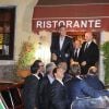 George Clooney et ses amis quittent le restaurant Da Ivo, à Venise le 26 septembre 2014, après sa soirée d'enterrement de vie de garçon, avant son mariage avec Amal Alamuddin.