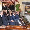 George Clooney et ses amis quittent le restaurant Da Ivo, à Venise le 26 septembre 2014, après sa soirée d'enterrement de vie de garçon, avant son mariage avec Amal Alamuddin.