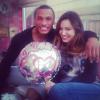 Sur Instagram, Kelly Brook a confirmé qu'elle s'était fiancée à David McIntosh avec cette photo. Elle y tient un ballon sur lequel est inscrit "Engaged" et écrit en légende qu'elle a rencontré sa future belle-famille, en se rendant à Wigan pour un week-end.