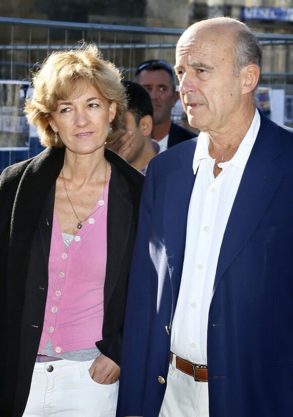 Alain Juppé se promène avec sa femme Isabelle dans les rues de Bordeaux, le 27 septembre 2014.