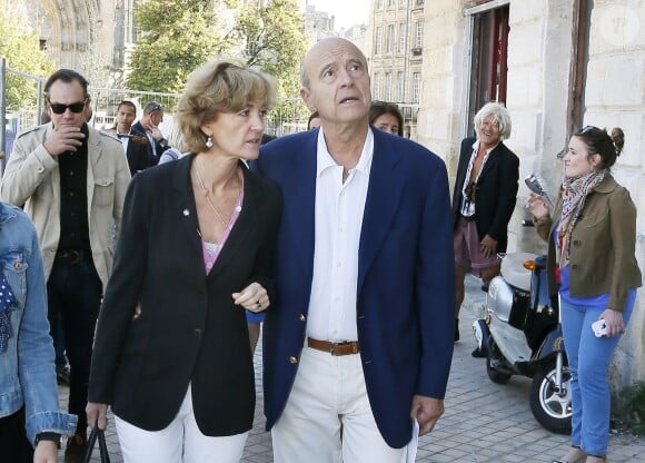 Alain Juppé se promène avec sa femme Isabelle dans les rues de Bordeaux, le 27 septembre 2014.