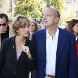 Le candidat pour les primaires de l'UMP Alain Juppé se promène avec sa femme Isabelle dans les rues de Bordeaux, le 27 septembre 2014.