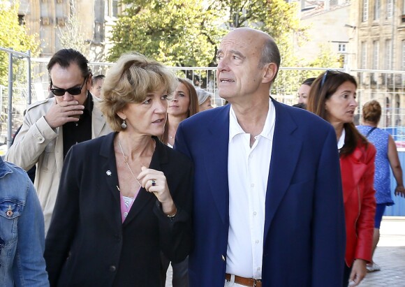Le candidat pour les primaires de l'UMP Alain Juppé se promène avec sa femme Isabelle dans les rues de Bordeaux, le 27 septembre 2014.