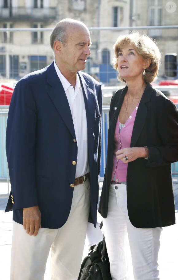 Alain Juppé se promène avec sa femme Isabelle dans les rues de Bordeaux, le 27 septembre 2014.