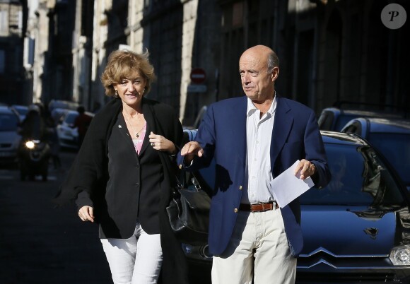 Alain Juppé se promène avec sa femme Isabelle dans les rues de Bordeaux, le 27 septembre 2014.