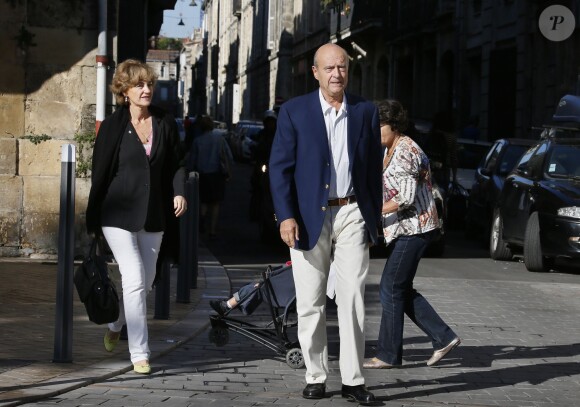 Alain Juppé se promène avec sa femme Isabelle dans les rues de Bordeaux, le 27 septembre 2014.