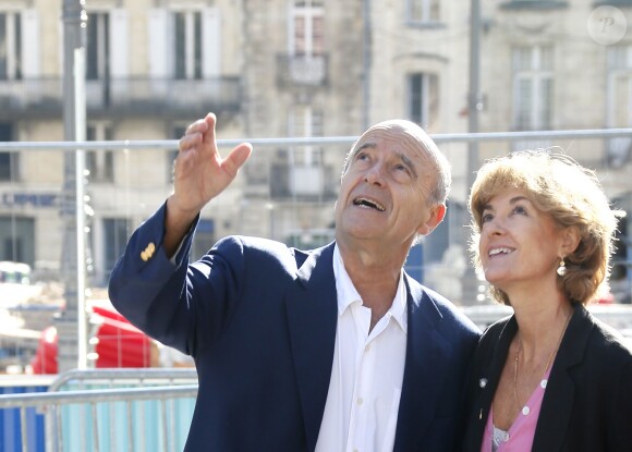 Alain Juppé se promène avec sa femme Isabelle dans les rues de Bordeaux, le 27 septembre 2014.