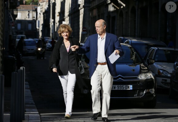 Alain Juppé se promène avec sa femme Isabelle dans les rues de Bordeaux, le 27 septembre 2014.
