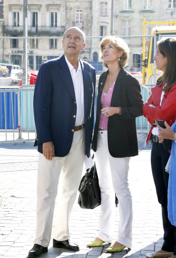 Alain Juppé se promène avec sa femme Isabelle dans les rues de Bordeaux, le 27 septembre 2014.