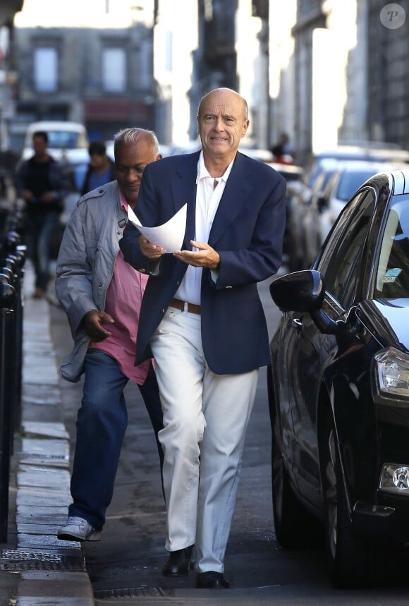Alain Juppé se promène avec sa femme Isabelle dans les rues de Bordeaux, le 27 septembre 2014.