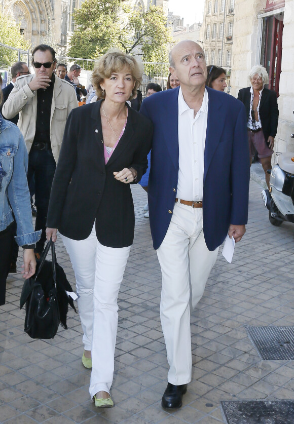 Alain Juppé se promène avec sa femme Isabelle dans les rues de Bordeaux, le 27 septembre 2014.