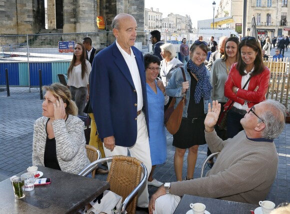 Alain Juppé se promène avec sa femme Isabelle dans les rues de Bordeaux, le 27 septembre 2014.
