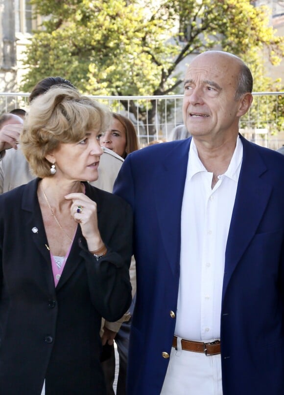 Alain Juppé se promène avec sa femme Isabelle dans les rues de Bordeaux, le 27 septembre 2014.
