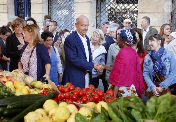 Alain Juppé se promène avec sa femme Isabelle dans les rues de Bordeaux, le 27 septembre 2014.
