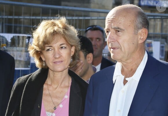 Alain Juppé se promène avec sa femme Isabelle dans les rues de Bordeaux, le 27 septembre 2014.
