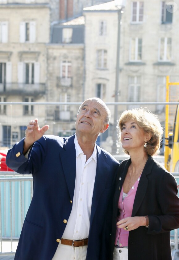 Alain Juppé se promène avec sa femme Isabelle dans les rues de Bordeaux, le 27 septembre 2014.