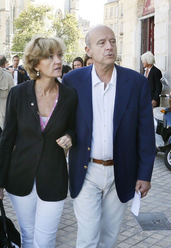 Alain Juppé se promène avec sa femme Isabelle dans les rues de Bordeaux, le 27 septembre 2014.