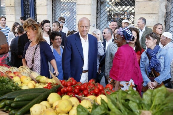 Alain Juppé se promène avec sa femme Isabelle dans les rues de Bordeaux, le 27 septembre 2014.