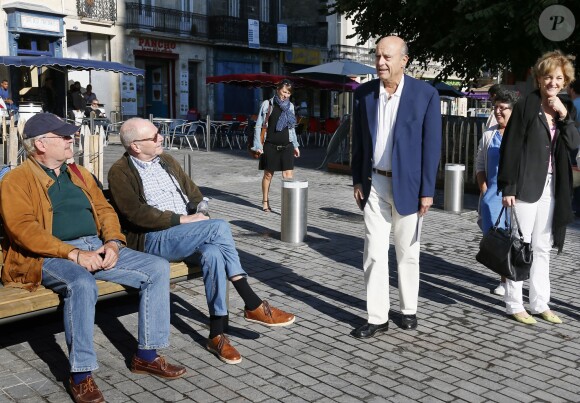 Alain Juppé se promène avec sa femme Isabelle dans les rues de Bordeaux, le 27 septembre 2014.
