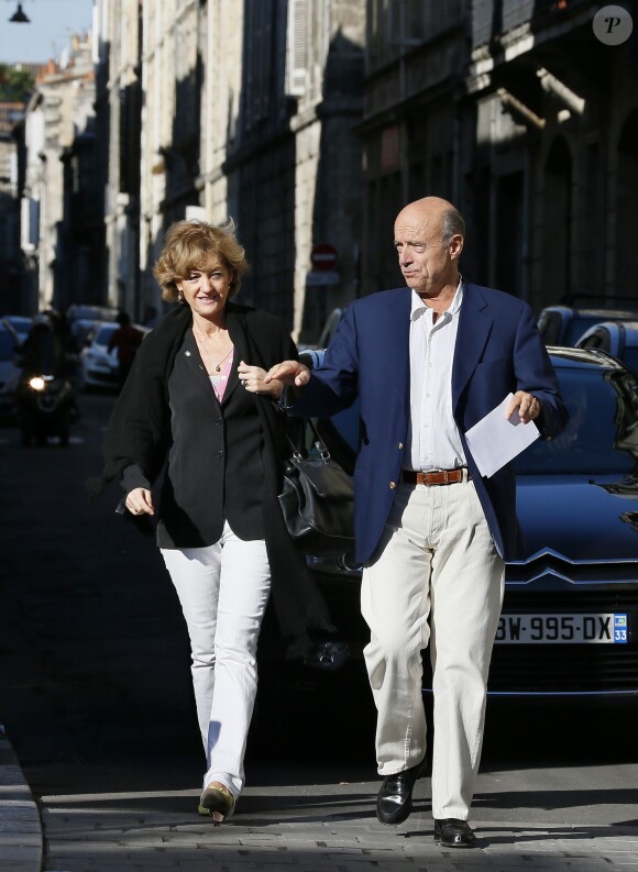 Alain Juppé se promène avec sa femme Isabelle dans les rues de Bordeaux, le 27 septembre 2014.