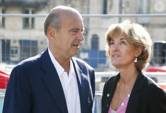 Alain Juppé se promène avec sa femme Isabelle dans les rues de Bordeaux, le 27 septembre 2014.
