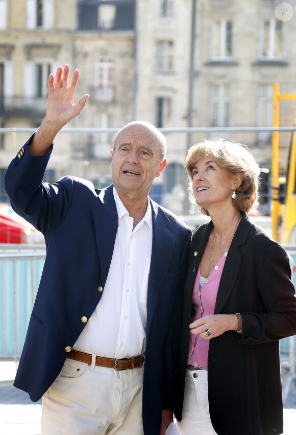 Alain Juppé se promène avec sa femme Isabelle dans les rues de Bordeaux, le 27 septembre 2014.