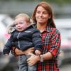 Coleen Rooney avec son petit garçon Klay, inconsolable, le 27 septembre 2014 avant de rentrer au Théâtre des Rêves, le stade de Manchester United